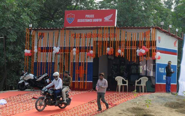Gurgaon police commissioner Sandeep Khirwar inaugurated the traffic police assistance booth on Friday.(Parveen Kumar/HT PHOTO) Gurgaon police commissioner Sandeep Khirwar inaugurated the traffic police assistance booth on Friday.(Parveen Kumar/HT PHOTO)