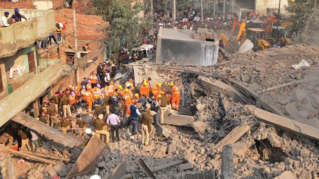 Police, NDRF and Army personnel carrying out the rescue operation after a multi-storey building collapsed in Mushtaq Gunj area near Suffian Chowk, Ludhiana on Monday. (Gurpreet Singh/HT)