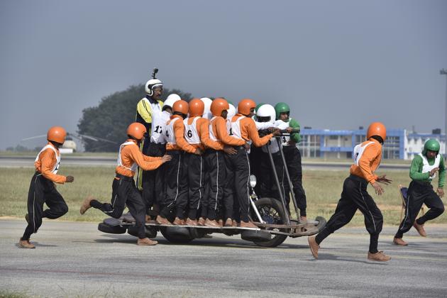 The team initially began with 24 members on the motorbike, adding additional members carefully to its flanks as it picked pace and covered the 1.2 km distance down the track. (Arijit Sen / HT Photo) The team initially began with 24 members on the motorbike, adding additional members carefully to its flanks as it picked pace and covered the 1.2 km distance down the track. (Arijit Sen / HT Photo)