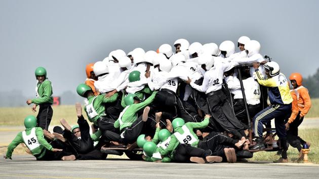 The first two attempts made by the team resulted in failure with the motorcycle toppling over as riders piled on precariously. 150 soldiers formed the larger team that was in training for the attempt. (Arijit Sen / HT Photo) The first two attempts made by the team resulted in failure with the motorcycle toppling over as riders piled on precariously. 150 soldiers formed the larger team that was in training for the attempt. (Arijit Sen / HT Photo)