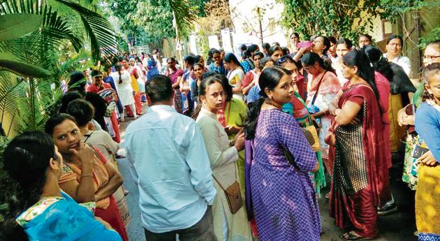 Over 450 parents assemble in protest of the ‘outrageous’ fee hike of almost 50 percent, which is from ₹19,900 to ₹30,000, by the Zeal Education Society’s Dnyanganga English Medium School (DEMS) on Sinhagad road, on Tuesday. (HT PHOTO) Over 450 parents assemble in protest of the ‘outrageous’ fee hike of almost 50 percent, which is from ₹19,900 to ₹30,000, by the Zeal Education Society’s Dnyanganga English Medium School (DEMS) on Sinhagad road, on Tuesday. (HT PHOTO)