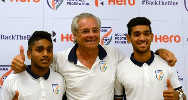 I-League club Indian Arrows coach Luis Norton De Matos (centre) with two of his players. The team, comprising of India’s FIFA U-17 World Cup players, will play this season, the aim being to prime the youngsters for bigger challenges.(Getty Images)