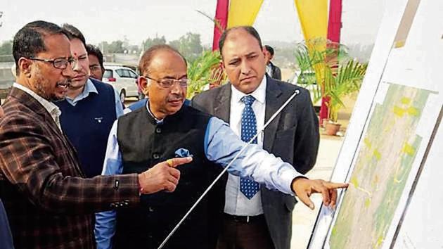 Union minister Vijay Goel (C) with BJP leader Anil Joshi (L) and officers inspecting the NH project in Amritsar. (Sameer Sehgal/HT) Union minister Vijay Goel (C) with BJP leader Anil Joshi (L) and officers inspecting the NH project in Amritsar. (Sameer Sehgal/HT)