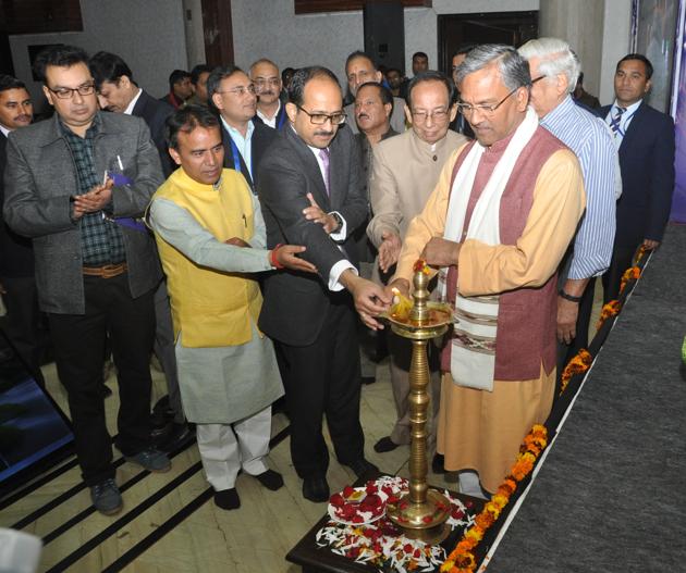 Chief minister Trivendra Singh Rawat inaugurates a seminar organised by the State Disaster Management Authority in the state capital on Tuesday.(Vinay S Kumar/HT Photo)