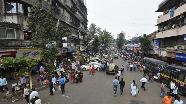 No hawkers outside Dadar station since they have been cleared.(Kunal Patil/HT)