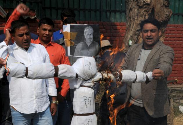 Members of Kshatriya Swabhiman Sabha burn an effigy of director Sanjay Leela Bhansali in Gurgaon on Tuesday.(Parveen Kumar/HT PHOTO) Members of Kshatriya Swabhiman Sabha burn an effigy of director Sanjay Leela Bhansali in Gurgaon on Tuesday.(Parveen Kumar/HT PHOTO)