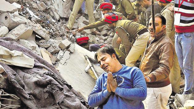 A man prays for safety of those trapped in the debris at the mishap site in Ludhiana.(Gurpreet Singh/HT)