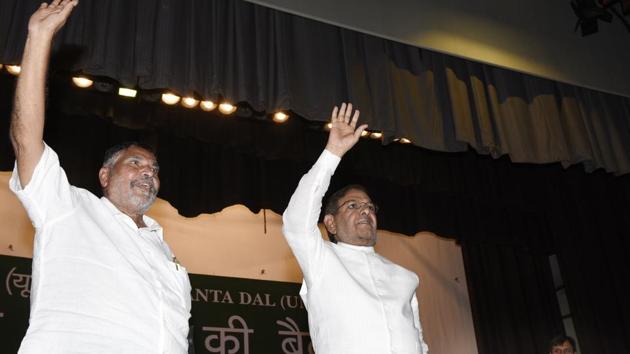 Sharad Yadav (right) with Chhotubhai Vasava during JD(U) National Council Meeting in New Delhi on October 8, 2017.(Arvind Yadav/HT Photo)