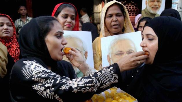 Muslim women celebrate the Supreme Court's decision striking down instant triple talaq.(PTI file)