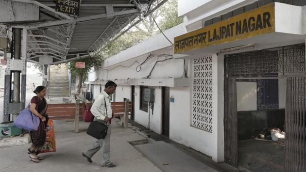 Today, a small community of about 4,000 takes the suburban train every day. They mostly comprise junior government employees, labourers, factory workers, and middle-class women from places such as Lajpat Nagar, making a journey to and from Sadar Bazar for shopping. A total of 7 trains cover a circular route of 35 km between Nizamuddin and Pragati Maidan, divided into 21 stations.  (Vipin Kumar / HT Photo) 