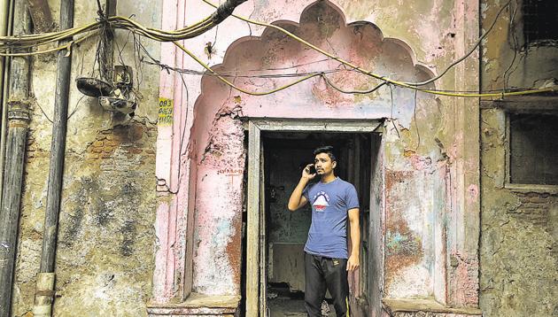 The old and seemingly derelict doorway in Galli Devidas is home to many pigeons.(Mayank Austen Soofi / HT Photo)