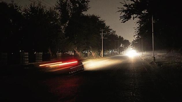 HEADING INTO BLACKNESS: The streets of Chandigarh’s Sector 40C sans streetlights. (Keshav Singh/HT) HEADING INTO BLACKNESS: The streets of Chandigarh’s Sector 40C sans streetlights. (Keshav Singh/HT)