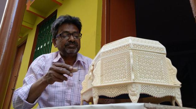 Israr Ahmed, a craftsman, received the President’s Award for his fine carvings in 2016. He is among 350 bone craftsmen from Lucknow.(HT Photo)