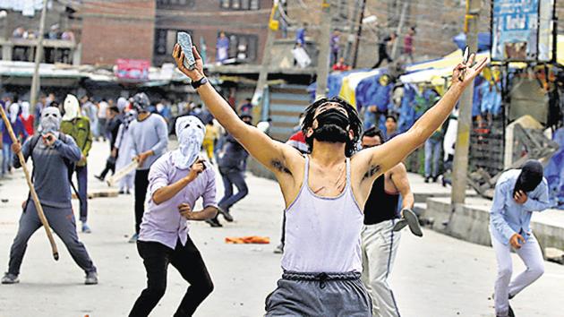 The ministry of home affairs has also advised the Jammu and Kashmir government to withdraw cases against first-time offenders involved in stone pelting.(Reuters File Photo)