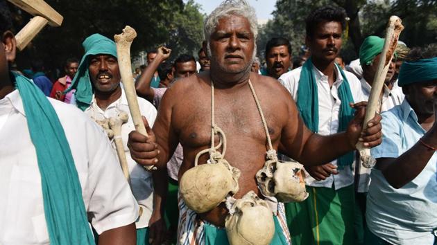 The farmers’ protest in Delhi follows successive years of low crop prices during 2016 and 2017 when, following a normal monsoon and a bumper harvest, prices of pulses, oilseeds and cotton plunged below government-set minimum support prices. Prior to that, in 2014 and 2015, farm incomes were hit by consecutive years of drought. (Sanchit Khanna / HT Photo)