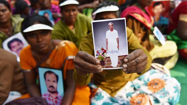 Ramanamma from Andhra Pradesh holds out a picture of her husband Laxmayya, a farmer who committed suicide saddled by long pending loans. Several women present here held out photos of their dead husbands, narrating their stories. They expressed distress over their voices not being heard. (Sanchit Khanna / HT Photo)