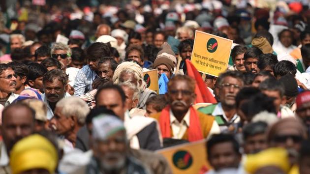 Claiming that more than 20 farmer suicides have taken place over the last 11 days among cotton farmers in Tenangana’s Warangal district, the Rythu Swarajya Vedika, a Telangana farmers’ association, began its protest in New Delhi from Monday along with farmers and families of those who have committed suicide. (Sanchit Khanna / HT Photo)