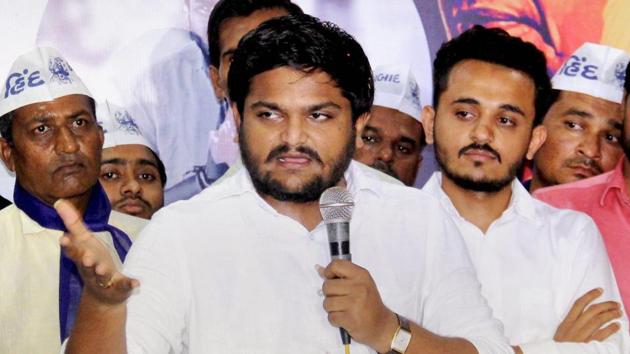 Hardik Patel interacts with Patidar community members in Ahmedabad.(PTI File Photo)