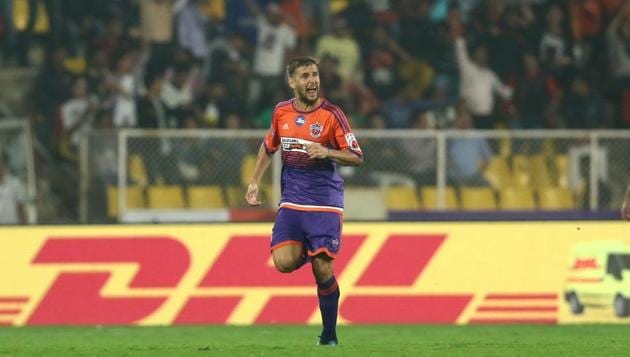 After Alfaro’s goal, FC Pune City in creased pressure on Delhi Dynamos. (ISL / SPORTZPICS) After Alfaro’s goal, FC Pune City in creased pressure on Delhi Dynamos. (ISL / SPORTZPICS)
