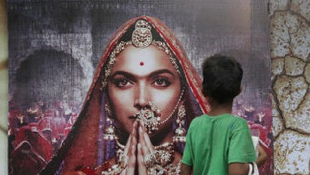 A boy looks at a poster of Bollywood film Padmavati featuring Deepika Padukone in Mumbai. The film has banned in Gujarat and Madhya Pradesh.(AP)