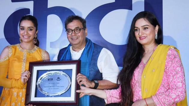Shraddha Kapoor being felicitated by filmmaker Subhash Ghai as the youth ICON during IFFI in Panaji.(PTI)