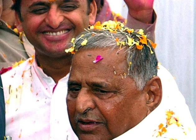 Mulayam Singh Yadav with former Uttar Pradesh chief minister Akhilesh Yadav. Mulayam has also set aside the tentative plans to float a party and called for the strengthening of Samajwadi Party.(PTI File Photo)