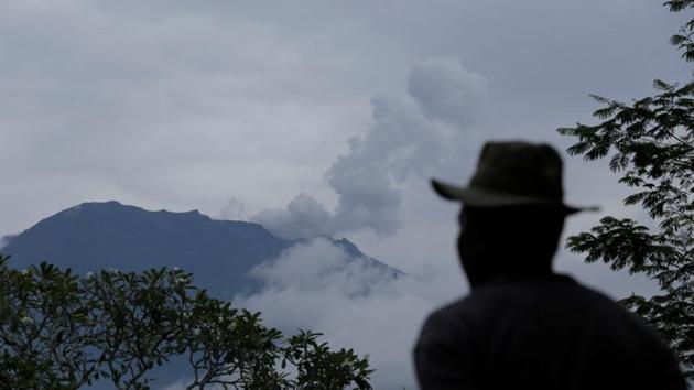 A villager looks at Mount Agung following a phreatic eruption in Rendang Village, Karangasem, Bali, Indonesia November 22, 2017. (REUTERS) A villager looks at Mount Agung following a phreatic eruption in Rendang Village, Karangasem, Bali, Indonesia November 22, 2017. (REUTERS)