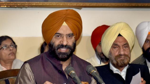 Satyendar Jain accused Manjinder Singh of defaming him on May 9 by alleging that the minister was indulging in ‘circulating huge amounts of illegitimate money within the party.’ (Sushil Kumar/HT FILE) Satyendar Jain accused Manjinder Singh of defaming him on May 9 by alleging that the minister was indulging in ‘circulating huge amounts of illegitimate money within the party.’ (Sushil Kumar/HT FILE)
