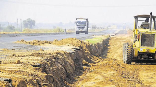 On Tuesday, the farmers stopped work between Palwal and Shahjanpur Khadar, the last village on the Haryana border.(HT FILE)