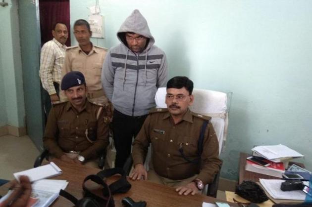 Impersonator Avinash Mishra (in a hooded dress) in Darbhanga police custody. (HT photo) Impersonator Avinash Mishra (in a hooded dress) in Darbhanga police custody. (HT photo)