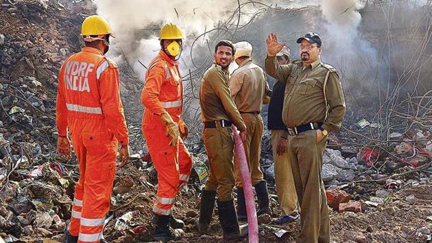 Police and NDRF personnel conducting rescue operations at the accident spot in Ludhiana on Wednesday. (Gurpreet Singh/HT) Police and NDRF personnel conducting rescue operations at the accident spot in Ludhiana on Wednesday. (Gurpreet Singh/HT)