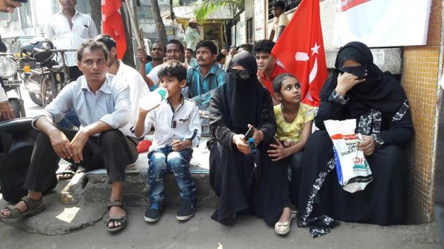 The family stages a dharna at Mira Bhayander Municipal Corporation office. (HT) The family stages a dharna at Mira Bhayander Municipal Corporation office. (HT)