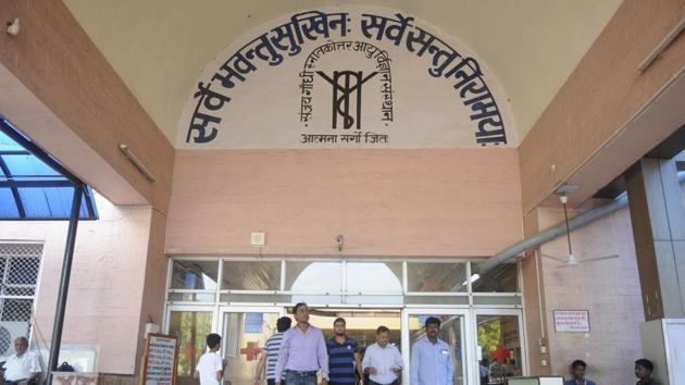 Manoj Srivastava has accused SGPGIMS of harassing him and his son by delaying the HLA test on the pretext of unavailability of certain chemicals. (HT File Photo) Manoj Srivastava has accused SGPGIMS of harassing him and his son by delaying the HLA test on the pretext of unavailability of certain chemicals. (HT File Photo)