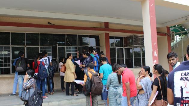 The university had last initiated the appointment process for colleges in 2015 but the HRD ministry had asked the process to be put on hold as then vice-chancellor Dinesh Singh’s term was due to get over in three months.(Anupam Prashant Minz/HT PHOTO)