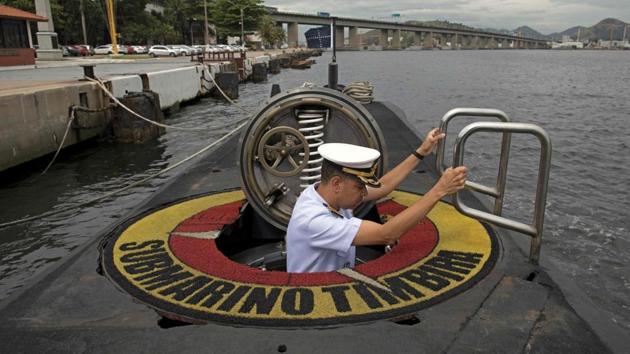 Brazilian Navy Captain, Jose Americo Alexandre Dias, climbs the hatch of the Brazilian submarine Timbira, during a presentation to the press in Rio de Janeiro, Brazil, on November 22, 2017, whilst other vessels and aircrafts of the Brazilian Navy are taking part in the international search mission for missing Argentine submarine ARA San Juan.(AFP Photo)