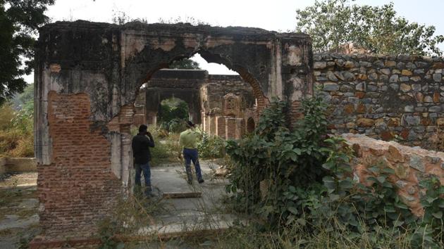 The enclosing walls of the sarai are perforated and a significant portion has collapsed with two of the chhattris also missing.The conflict among the agencies arose due to a peculiar situation --the land belongs to the defence ministry and the structures lie in the archaeology department’s list of protected monuments. (Vipin Kumar / HT Photo) The enclosing walls of the sarai are perforated and a significant portion has collapsed with two of the chhattris also missing.The conflict among the agencies arose due to a peculiar situation --the land belongs to the defence ministry and the structures lie in the archaeology department’s list of protected monuments. (Vipin Kumar / HT Photo)