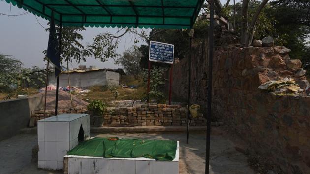 A Muslim shrine also shares its part in the monument. This sarai with an attached garden was set up by Mehram Khan, a eunuch who headed the harem of Mughal courtier Muhammad Amin Khan under Emperor Aurangzeb’s rule. (Vipin Kumar / HT Photo) 