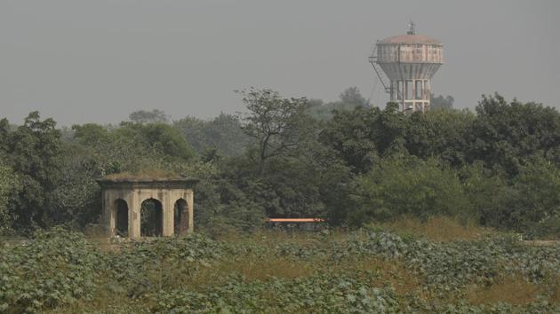 The garden area has turned into a veritable jungle with wild shrubs growing all over. A source said the conservator, Indian National Trust for Art and Cultural Heritage (INTACH) had completed nearly 40% of the work when defence estates officer Alok Gupta raised the objection. (Vipin Kumar / HT Photo) The garden area has turned into a veritable jungle with wild shrubs growing all over. A source said the conservator, Indian National Trust for Art and Cultural Heritage (INTACH) had completed nearly 40% of the work when defence estates officer Alok Gupta raised the objection. (Vipin Kumar / HT Photo)
