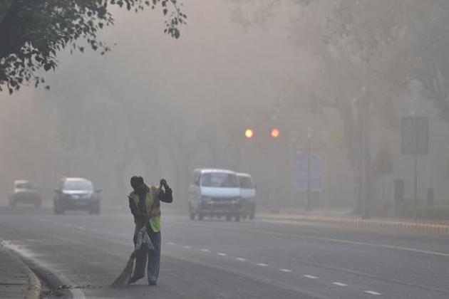 Outdoor air pollution is responsible for 6% of India’s total disease burden, with indoor air pollution contributing 5%, showed the ICMR-Public Health Foundation of India report on state-level disease burden and risk factors trends from 1990 to 2016 released last week. (Sanchit Khanna/HT PHOTO) Outdoor air pollution is responsible for 6% of India’s total disease burden, with indoor air pollution contributing 5%, showed the ICMR-Public Health Foundation of India report on state-level disease burden and risk factors trends from 1990 to 2016 released last week. (Sanchit Khanna/HT PHOTO)