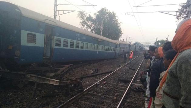 Vasco Da Gama-Patna Express derailed in Uttar Pradesh on Friday.(HT Photo) Vasco Da Gama-Patna Express derailed in Uttar Pradesh on Friday.(HT Photo)