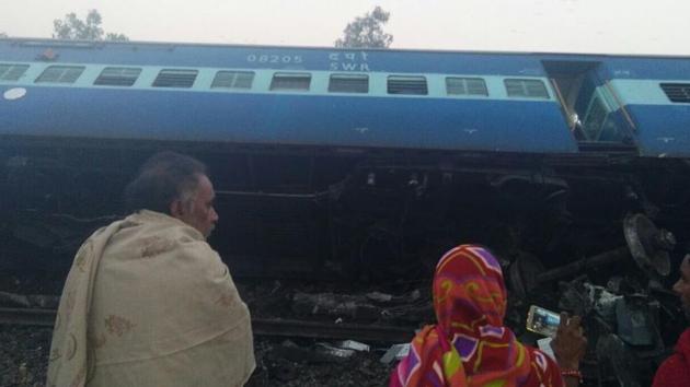 A derailed coach of the Vasco da Gama-Patna Express near Manikpur railway station in Uttar Pradesh on Friday.(ANI) A derailed coach of the Vasco da Gama-Patna Express near Manikpur railway station in Uttar Pradesh on Friday.(ANI)