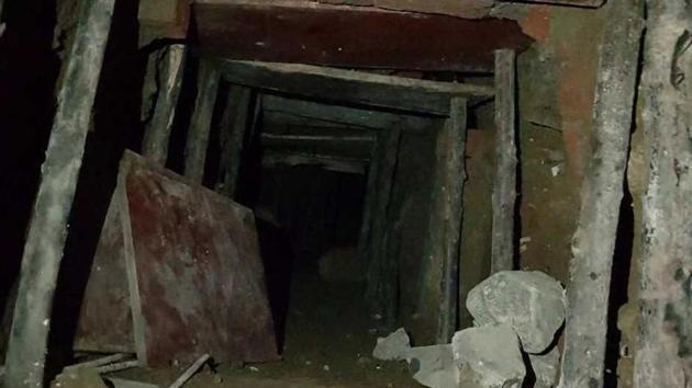 Thirty lockers of Bank of Baroda were looted between November 10 and November. The culprits dug a 30-foot-long tunnel leading to the locker room from two shops away.(HT File) Thirty lockers of Bank of Baroda were looted between November 10 and November. The culprits dug a 30-foot-long tunnel leading to the locker room from two shops away.(HT File)