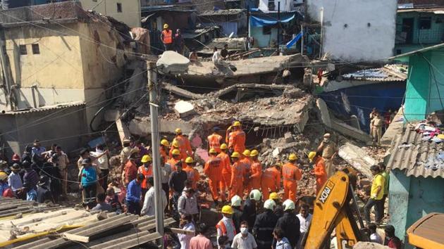 Eight people are feared trapped in Tahir Bijnori building, located at Navi Basti in Bhiwandi, which collapsed on Friday morning. (Praful Gangurde/HT) Eight people are feared trapped in Tahir Bijnori building, located at Navi Basti in Bhiwandi, which collapsed on Friday morning. (Praful Gangurde/HT)