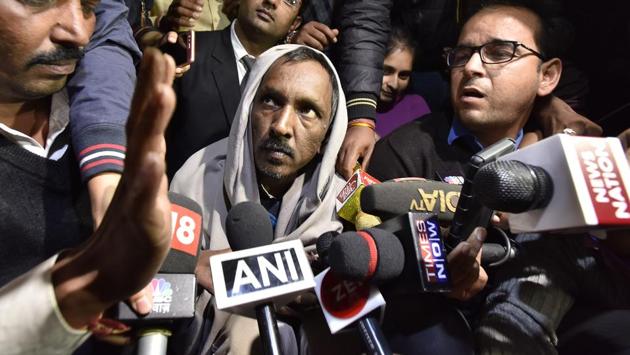 42-year-old Ashok Kumar, the bus conductor arrested for the murder of Pradhyumn Thakur talks to media after his release from Bhondsi jail on November 22, 2017. (Sanjeev Verma / HT PHOTO) 42-year-old Ashok Kumar, the bus conductor arrested for the murder of Pradhyumn Thakur talks to media after his release from Bhondsi jail on November 22, 2017. (Sanjeev Verma / HT PHOTO)