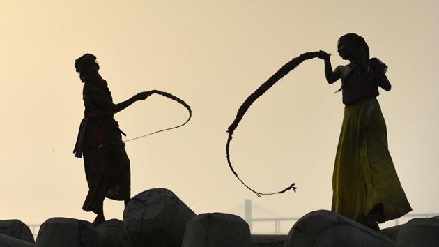 Girls play with a rope at Dadar Chowpatty in Mumbai on Monday,November 20, 2017. (Satyabrata Tripathy / HT Photo) Girls play with a rope at Dadar Chowpatty in Mumbai on Monday,November 20, 2017. (Satyabrata Tripathy / HT Photo)