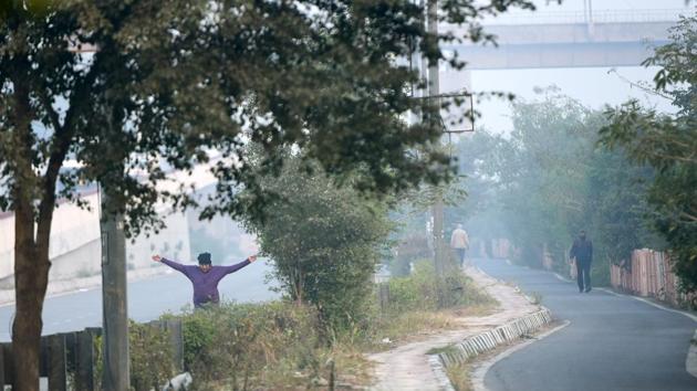 On Thursday the minimum temperature in Delhi was 9.4 degrees, a marginal dip from the 9.6 degree Celsius recorded a day earlier. But that has not deterred residents in Delhi from going about their daily fitness regimen.   (Sushil Kumar / HT Photo) 