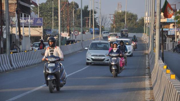 Balliwala flyover in Dehradun that has claimed eight lives in accidents since its inauguration in July last year.(Vinay s Kumar/ HT Photo) Balliwala flyover in Dehradun that has claimed eight lives in accidents since its inauguration in July last year.(Vinay s Kumar/ HT Photo)