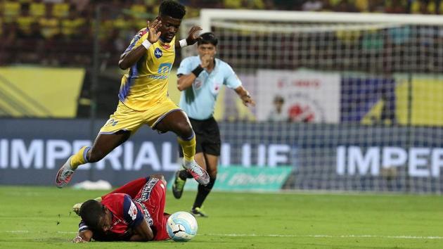 Courage Pekuson jumps over Trindade of Jamshedpur FC. (ISL / SPORTZPICS)