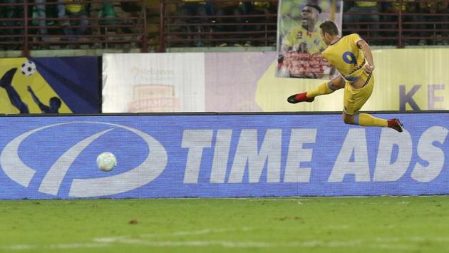 Dimitar Berbatov takes a shot during the Indian Super League match between Kerala Blasters FC and Jamshedpur FC. (ISL / SPORTZPICS)