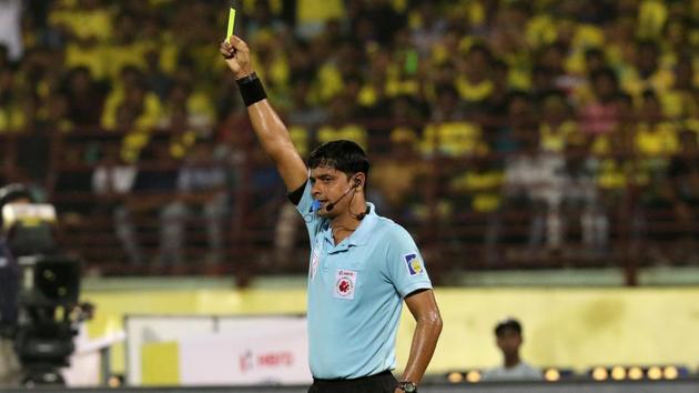 Tempers flared during the second half, causing the referee to take matters into his hands. (ISL / SPORTZPICS)